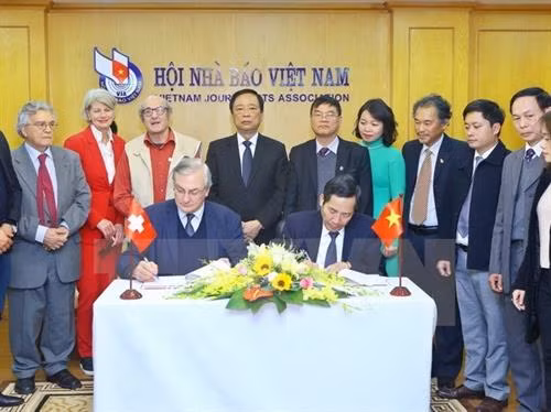 越南新闻工作者协会主席与瑞士和列支敦士登外国记者协会主席共同签署合作备忘录。(图片来源:越通社) 越南新闻工作者协会主席与瑞士和列支敦士登外国记者协会主席共同签署合作备忘录。(图片来源:越通社)