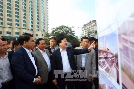 郑廷勇对安阳-宜蚕立交桥建设项目进行实地检查（图片来源：越通社）