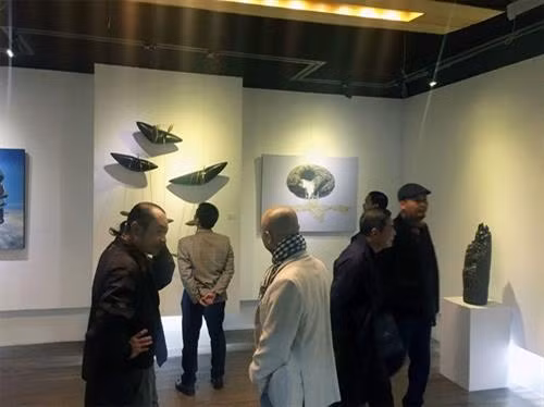 展览会上的参观者。(图片来源:人民军报) 展览会上的参观者。(图片来源:人民军报)