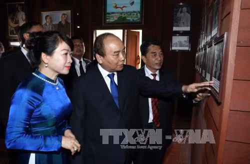 阮春福一行参观胡志明主席纪念区。(图片来源:越通社) 阮春福一行参观胡志明主席纪念区。(图片来源:越通社)