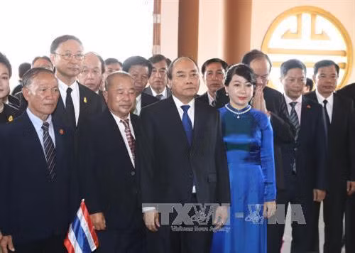 阮春福一行参观胡志明主席纪念区。(图片来源:越通社) 阮春福一行参观胡志明主席纪念区。(图片来源:越通社)