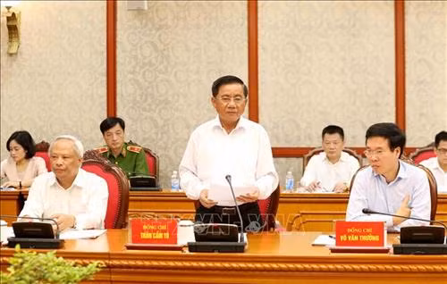 越共中央书记处书记、中央检查委员会主任陈锦绣在会议上发表讲话。图自越通社
