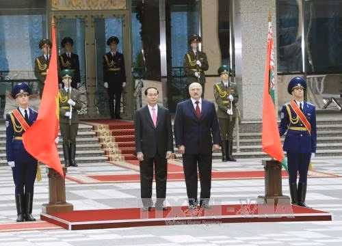 亚历山大·卢卡申科在首都明斯克独立宫举行隆重仪式欢迎陈大光一行访白。（图片来源：越通社）