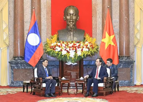 越南国家主席陈大光(右)会见老挝国家主席办公厅主任坎蒙·蓬塔迪。越通社记者 颜创 摄 越南国家主席陈大光(右)会见老挝国家主席办公厅主任坎蒙·蓬塔迪。越通社记者 颜创 摄