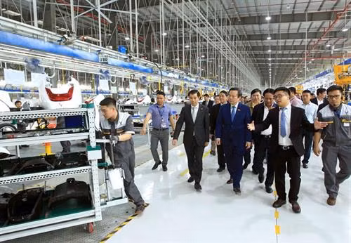 越南国会副主席冯国显参观VinFast电动摩托车生产厂。图自越通社 越南国会副主席冯国显参观VinFast电动摩托车生产厂。图自越通社
