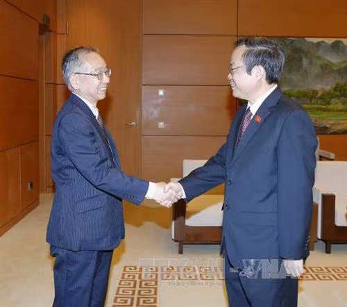 越南国会副主席冯国显（右）会见日本审计委员会代表团（图片来源：越通社）