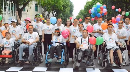 “为肺部健康而移动”跑步和散步活动吸引众多残疾人参加(图片来源:www.qdnd.vn) “为肺部健康而移动”跑步和散步活动吸引众多残疾人参加(图片来源:www.qdnd.vn)