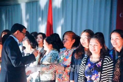 驻莫桑比克大使阮文忠向旅莫越南妇女送花(图片来源:越通社) 驻莫桑比克大使阮文忠向旅莫越南妇女送花(图片来源:越通社)