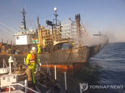 起火的渔船。(图片来源:Yonhap) 起火的渔船。(图片来源:Yonhap)