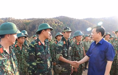 王廷惠实地检查亲自指导河静省森林火灾扑救工作 。图自互联网