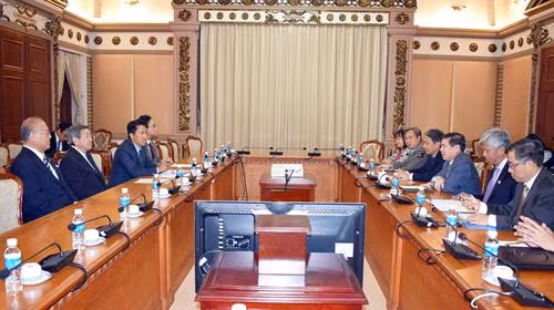 胡志明市领导会见日本自由民主党代理秘书长场景。(图片来源:越通社) 胡志明市领导会见日本自由民主党代理秘书长场景。(图片来源:越通社)