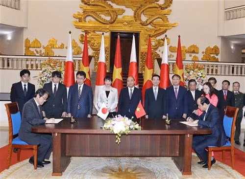 阮春福总理和高市早苗大臣共同见证了越日政府关于“政府报告信息系统的硬件设备供应”项目的公函签字仪式。图自越通社 阮春福总理和高市早苗大臣共同见证了越日政府关于“政府报告信息系统的硬件设备供应”项目的公函签字仪式。图自越通社