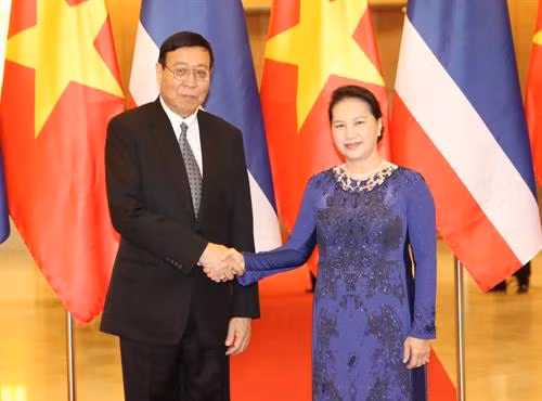 阮氏金银在国会大厦举行仪式，欢迎泰国国家立法议会议长蓬佩访越。（图片来源：越通社）