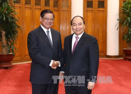 越南政府总理阮春福与柬埔寨副首相兼内政大臣萨肯。(图片来源:越通社) 越南政府总理阮春福与柬埔寨副首相兼内政大臣萨肯。(图片来源:越通社)