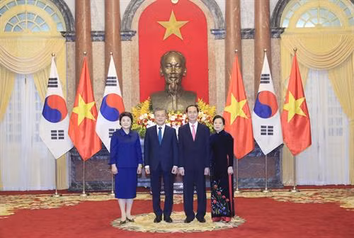 陈大光举行仪式欢迎韩国总统文在寅到访 ảnh 3 陈大光举行仪式欢迎韩国总统文在寅到访 ảnh 3