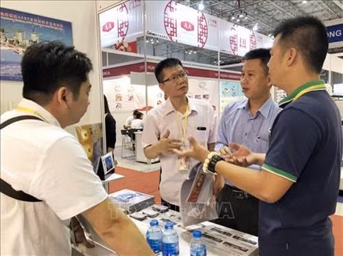 外国企业向参观者介绍新产品。图自越通社