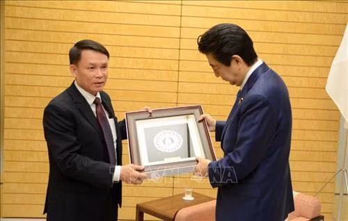越通社社长阮德利向日本首相安倍晋三赠送纪念品。图自越通社 越通社社长阮德利向日本首相安倍晋三赠送纪念品。图自越通社