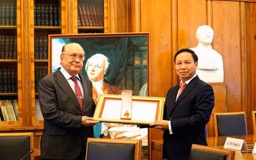 越南驻俄罗斯大使吴德孟代表国家向MEU大学和校长维克多·沙多福尼芝授予“越南社会主义共和国友谊勋章”。图自越通社 越南驻俄罗斯大使吴德孟代表国家向MEU大学和校长维克多·沙多福尼芝授予“越南社会主义共和国友谊勋章”。图自越通社