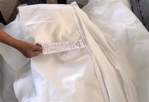 海关机关发现上面标有“越南制造”的4036包床垫,这批货原产于平阳省,准备运往美国市场销售。图自越通社 海关机关发现上面标有“越南制造”的4036包床垫,这批货原产于平阳省,准备运往美国市场销售。图自越通社
