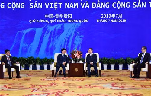 越共中央宣教部部长武文赏与中共中央政治局委员、中共中央书记处书记、中共中央宣传部部长黄坤明举行了会谈。图自越通社
