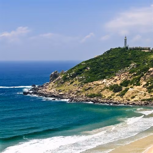 富安省绥和市(Tuy Hòa)具有沿海土地的宁静之美,是拥有众多景点的旅游胜地。图自互联网 富安省绥和市(Tuy Hòa)具有沿海土地的宁静之美,是拥有众多景点的旅游胜地。图自互联网