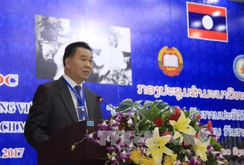 老挝国家政治行政学院院长彤沙丽•梦耨嵋在研讨会上发表讲话。（图片来源：越通社）