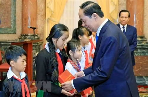 越南国家主席陈大光向优秀特困儿童赠送慰问品。（图片来源：越通社）