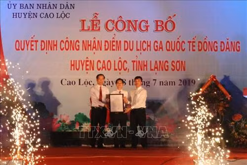 7月8日,越南谅山省高禄县人民委员会同谅山省文化体育与旅游厅配合举行同登国际火车站旅游景点的决定书公布仪式。图自越通社 7月8日,越南谅山省高禄县人民委员会同谅山省文化体育与旅游厅配合举行同登国际火车站旅游景点的决定书公布仪式。图自越通社