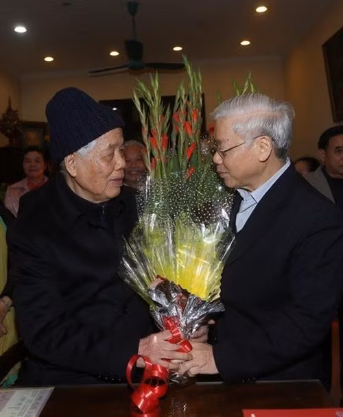 2016年2月越共中央总书记阮富仲探望前越共中央总书记杜梅。 图自越通社