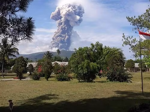 印尼苏拉威西岛再遇火山爆发。 图自越通社 印尼苏拉威西岛再遇火山爆发。 图自越通社