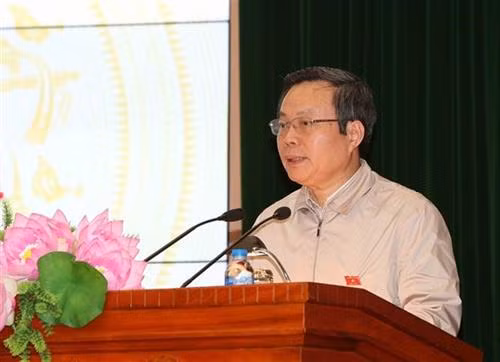 国会副主席冯国显在会上发表讲话。（图片来源：越通社）