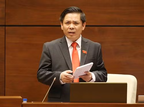 越南交通部部长阮文体是首位登台接受国会代表质询和答复质询的部长。（图片来源：越通社）