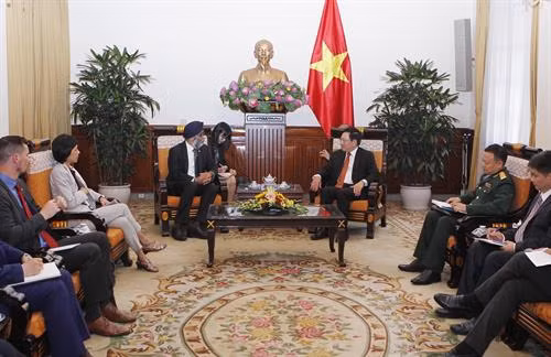 越南政府副总理兼外交部长范平明会见加拿大国防部长Harjit Singh Sahan。（图片来源：越通社）