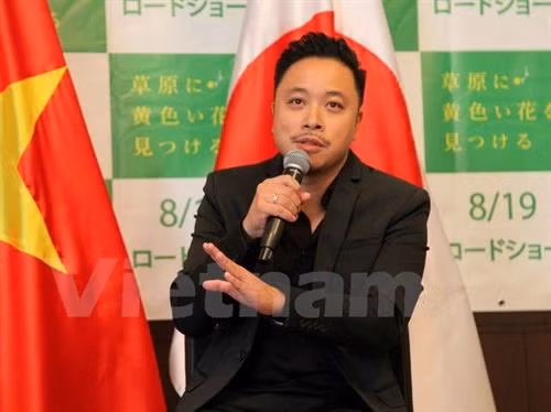 《我看见黄花在绿草中摇曳》的导演在新闻发布会上发表讲话。（图片来源：越通社）