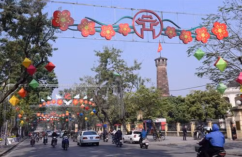 河内市主干道路亮化、装饰工程给该市带来浓郁的节日气氛。图自越通社 河内市主干道路亮化、装饰工程给该市带来浓郁的节日气氛。图自越通社