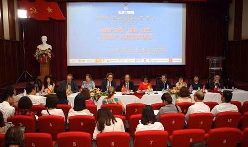 第九届欧洲—越南资料片联欢会新闻发布会。(图片来源:越通社) 第九届欧洲—越南资料片联欢会新闻发布会。(图片来源:越通社)