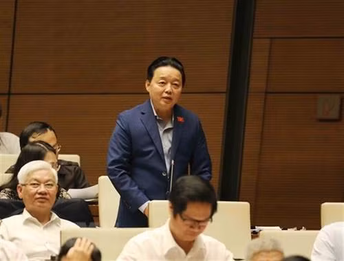 越南自然资源与环境部部长陈红河10月30日上午继续回答国会代表有关如何解决锐江和底江环境严重污染的质询。 图自越通社 越南自然资源与环境部部长陈红河10月30日上午继续回答国会代表有关如何解决锐江和底江环境严重污染的质询。 图自越通社