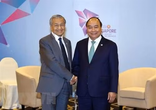 资料图:越南政府总理阮春福与马来西亚总理马哈蒂尔•穆罕默德出席第33届东盟峰会及系列会议。图自越通社 资料图:越南政府总理阮春福与马来西亚总理马哈蒂尔•穆罕默德出席第33届东盟峰会及系列会议。图自越通社