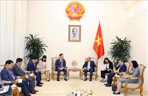越南政府总理阮春福会见韩国三星集团副总裁李在镕。图自越通社 越南政府总理阮春福会见韩国三星集团副总裁李在镕。图自越通社