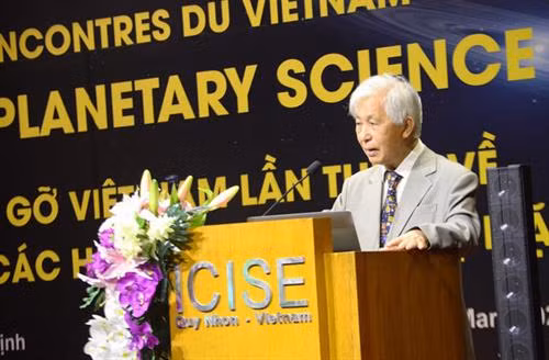 相约越南科学协会主席陈青云教授发表讲话。(图片来源:http://dantri.com.vn) 相约越南科学协会主席陈青云教授发表讲话。(图片来源:http://dantri.com.vn)