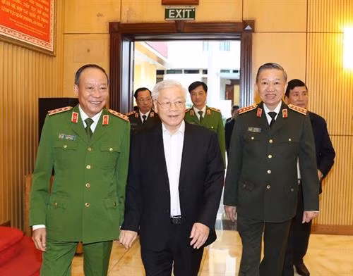 12月4日,越共中央总书记、国家主席阮富仲出席在河内举行的越共中央公安党委常委会议。图自越通社 12月4日,越共中央总书记、国家主席阮富仲出席在河内举行的越共中央公安党委常委会议。图自越通社