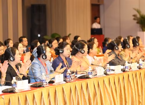 出席“女性代表在国会活动中的作用”研讨会的代表。(图片来源:越通社) 出席“女性代表在国会活动中的作用”研讨会的代表。(图片来源:越通社)