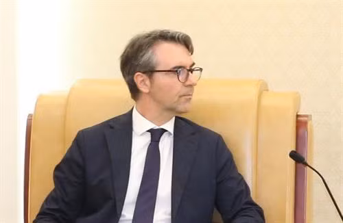 欧盟新任驻越大使乔奇. 阿尔伯蒂(Giorgio Ailberti)在河内举行记者见面会。图自越通社 欧盟新任驻越大使乔奇. 阿尔伯蒂(Giorgio Ailberti)在河内举行记者见面会。图自越通社