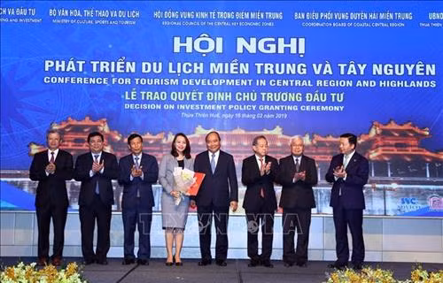 阮春福见证中部西原地区各省领导人向投资商颁发投资许可证。图自越通社 阮春福见证中部西原地区各省领导人向投资商颁发投资许可证。图自越通社