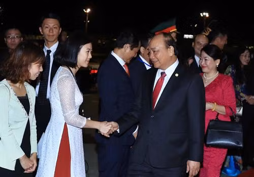 越南政府阮春福总理离开东京 启程回国 图自越通社