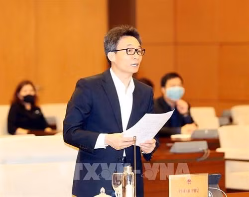越南政府副总理、国家新冠肺炎防控工作指导委员会主任武德澹作有关疫情防控工作报告。图自越通社 越南政府副总理、国家新冠肺炎防控工作指导委员会主任武德澹作有关疫情防控工作报告。图自越通社
