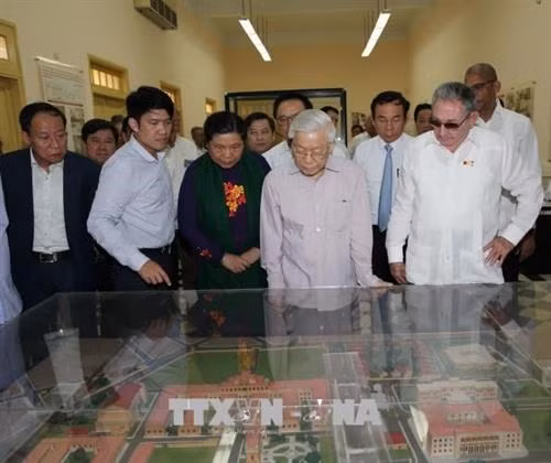 劳尔陪同阮富仲参观7·26历史博物馆(图片来源:越通社) 劳尔陪同阮富仲参观7·26历史博物馆(图片来源:越通社)