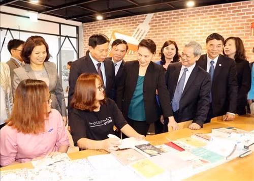 阮氏金银走访了越南三星显示屏有限公司。图自越通社