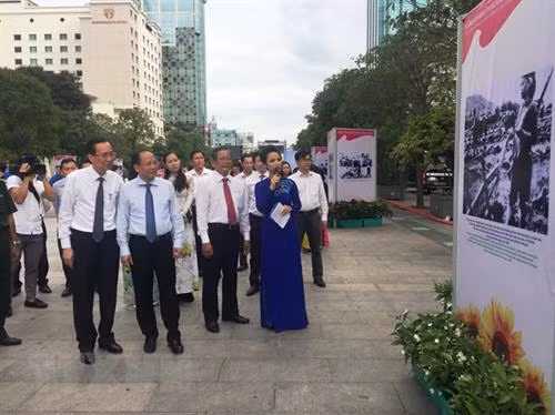 各位代表参观图片展。（图片来源：越通社）