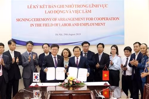 越南劳动荣军与社会部代表同韩国雇佣劳动部代表签署合作备忘录。图自越通社 越南劳动荣军与社会部代表同韩国雇佣劳动部代表签署合作备忘录。图自越通社